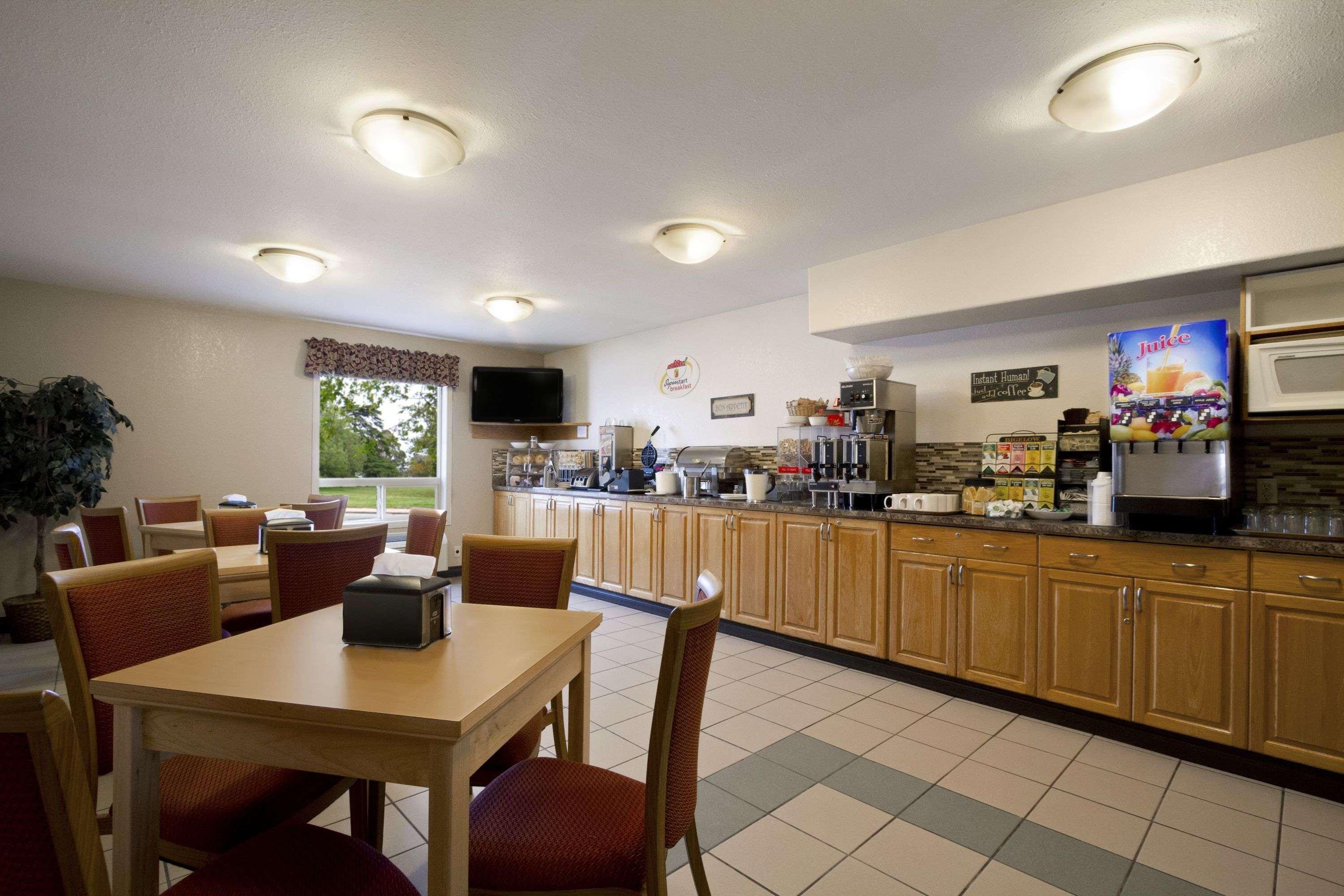 Super 8 By Wyndham Dawson Creek Hotel Exterior foto
