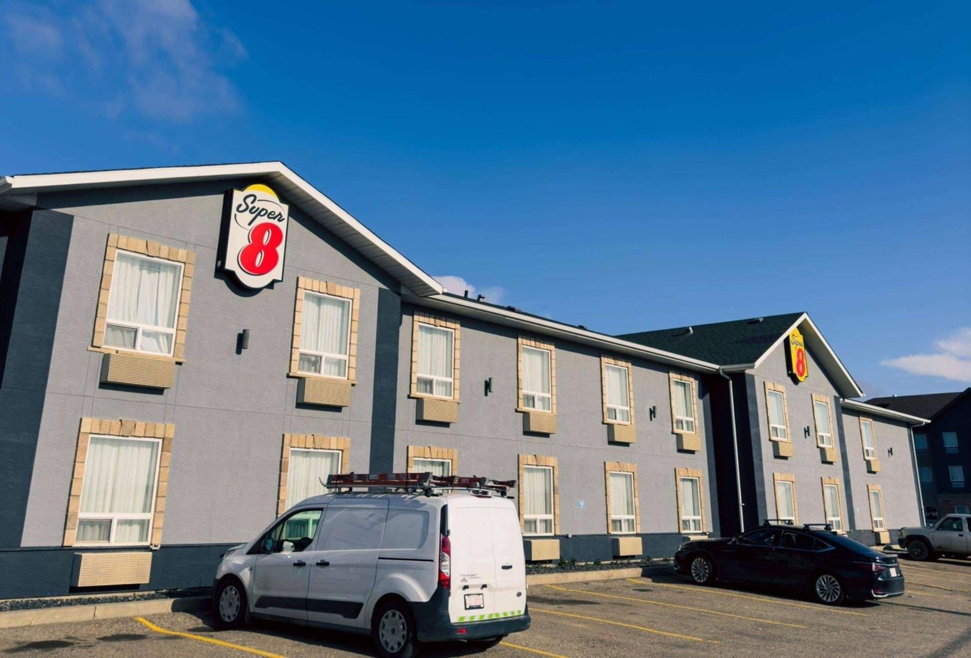 Super 8 By Wyndham Dawson Creek Hotel Exterior foto